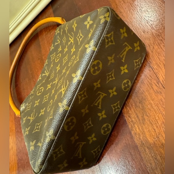 Louis Vuitton - Picture 3 of 8